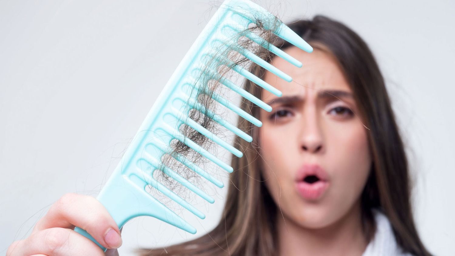 Comment éviter la chute des cheveux? Les gestes simples à adopter chaque jour